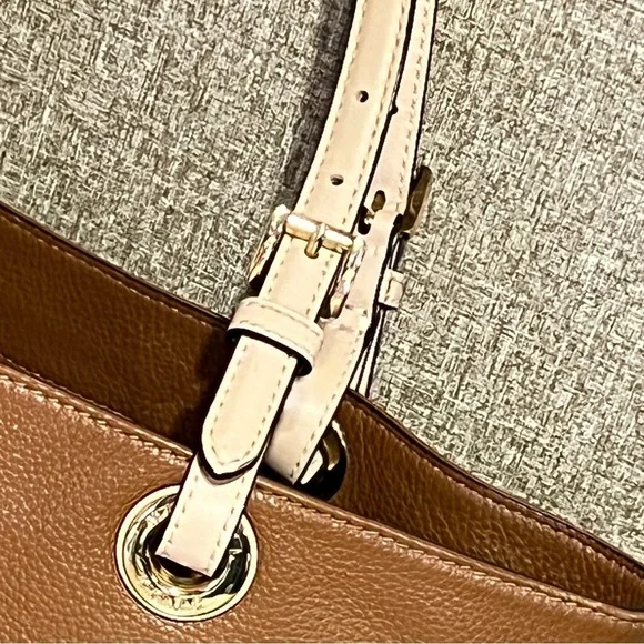 MICHAEL KORS Tan Tote snap closure 4 outside pockets. Adjustable Straps - Picture 10 of 14